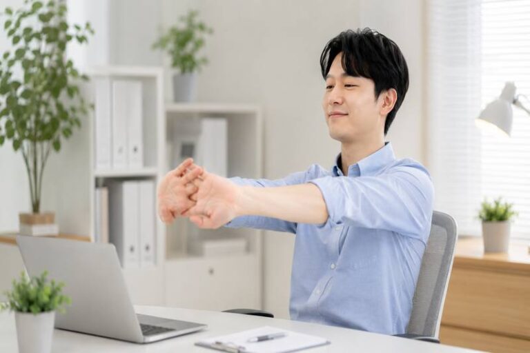 오래 앉아 있으면 무릎이 뻐근한 이유와 직장인 생활관리 루틴
