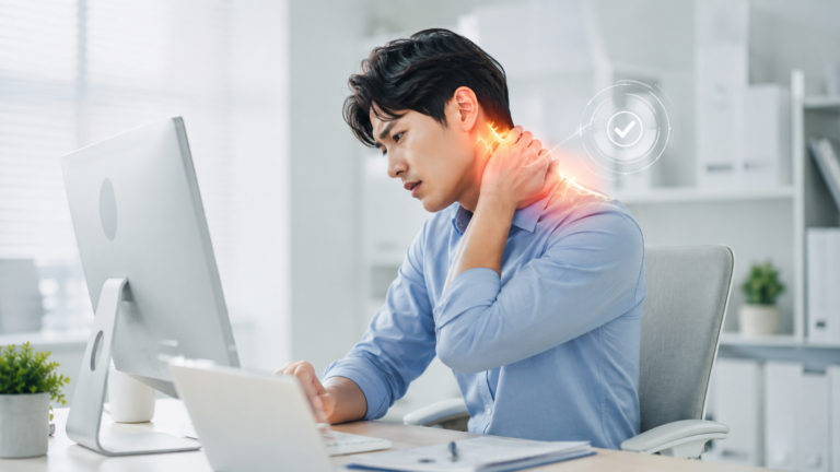목을 감싸 쥔 직장인 남성 - 목·경추 불편감 자가진단