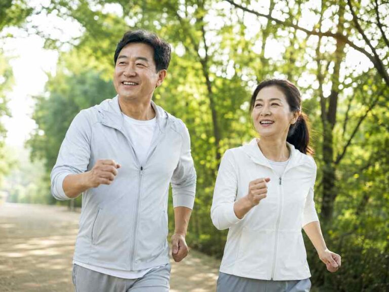 공원 길에서 빠르게 걷기 유산소 운동을 하는 중년 부부